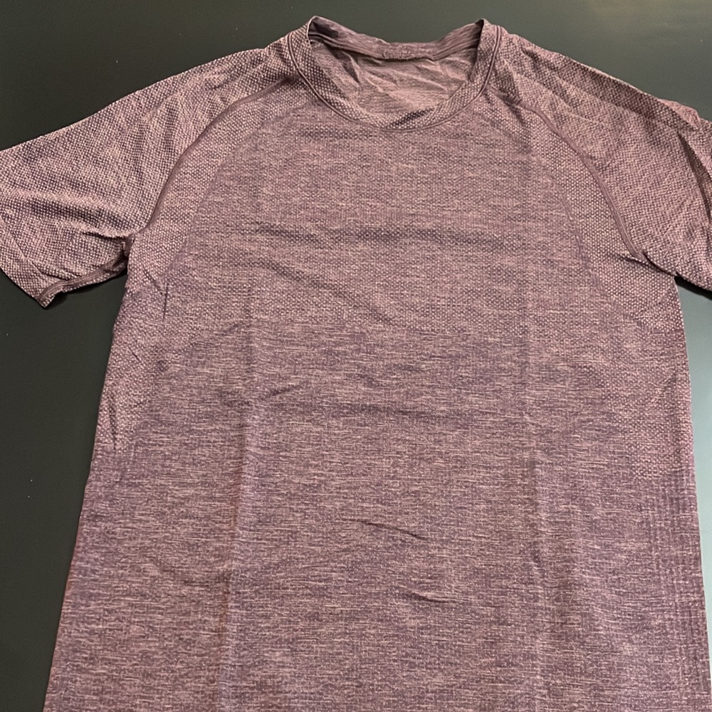 EUC men’s lululemon short sleeve metal vent size xs - burgundy color